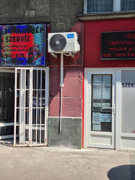 Midea kültéri egység üzlethelyiség homlokzatán – klímaszerelés, Balázs Klíma
