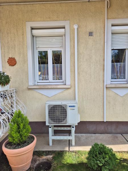 Kültéri egység állványon az ablak alatt, előkertben – klímaszerelés, Balázs Klíma